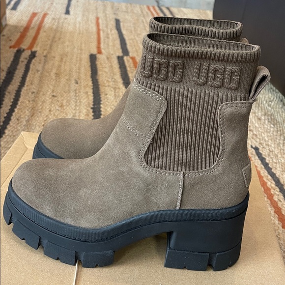 UGG Brooklyn Chunky Heel Boots - Picture 7 of 7
